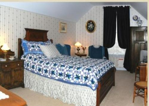 Deluxe Queen Room interior
